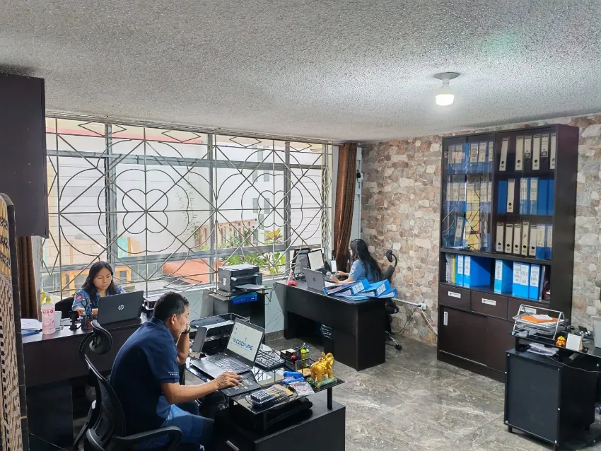 Equipo de CODINPE trabajando en las oficinas de la empresa