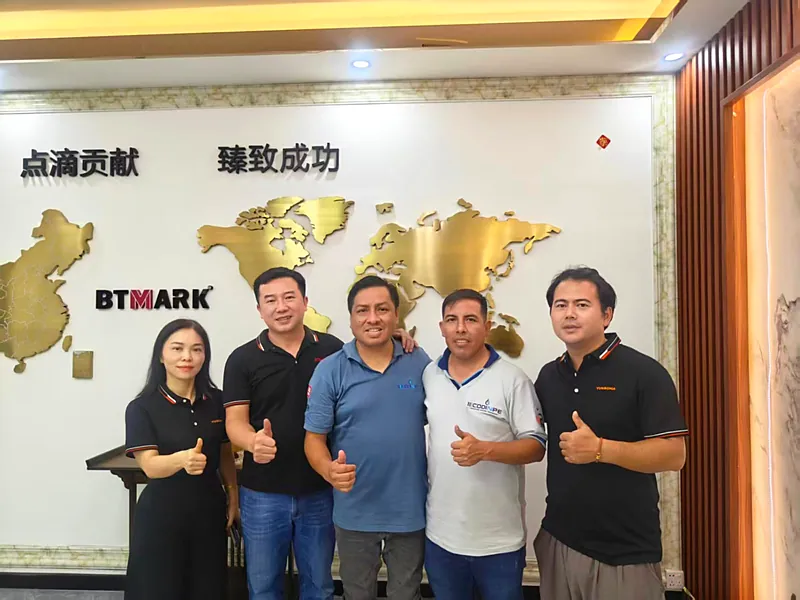 El equipo de CODINPE junto al equipo de BTMARK en la recepción de la fábrica