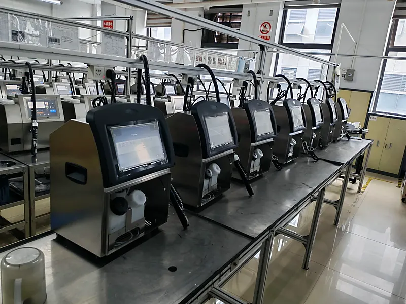 Fila de codificadoras inkjet de chorro continuo alineadas sobre la mesa de montaje en la planta de BTMARK