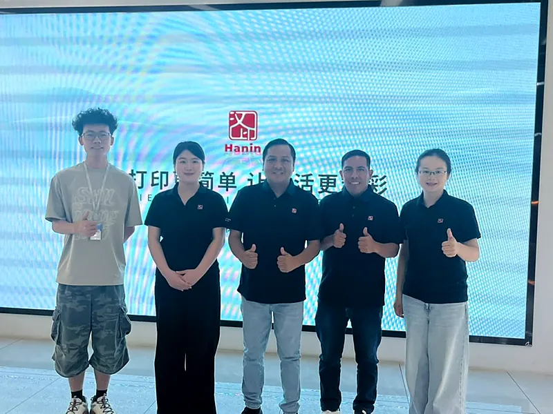 El equipo de CODINPE junto al equipo de HPRT frente a la pantalla LED de la marca Hanin