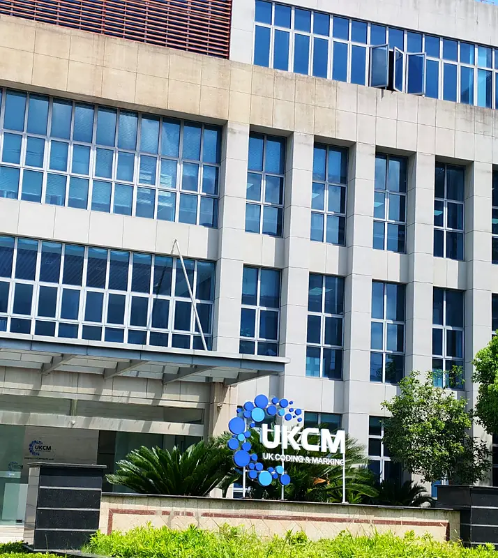 Fachada del edificio de UKCM con el rótulo UK Coding & Marking a la entrada